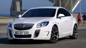 白色Opel Insignia OPC停放在橋上，附近有跑步者。 — 歐寶 壁紙