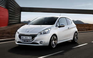 白色Peugeot 208在天橋下的高速公路上疾馳，背景有山 — MacBook Pro M1 壁紙
