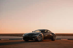 日落時黑色Aston Martin跑車停在沙漠公路上。 — 阿斯頓維拉 壁紙