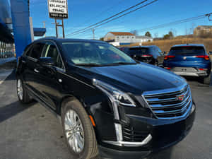 黑色Cadillac SUV停放在汽車經銷商處 — 凱迪拉克 壁紙