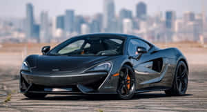 黑色McLaren跑車停在城市混凝土上，背後有城市天際線。 — 凱迪拉克 壁紙