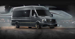 豪華灰色 Mercedes 客貨車夜間停在霧氣瀰漫的停機坪上，旁邊是一架私人飛機。 — Mercedes Benz C300 壁紙