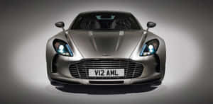 銀色Aston Martin跑車的前視圖，車頭燈亮起。 — 奧斯頓馬丁 壁紙