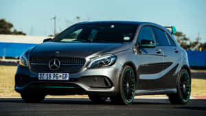 銀色 Mercedes-AMG A45 S 跑車，綠色輪圈，停在賽道上。 — Mercedes Benz C300 壁紙