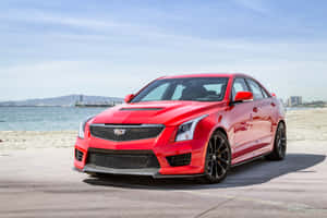 紅色Cadillac ATS-V跑車停泊在海邊碼頭上，背景有海洋和城市。 — 凱迪拉克 壁紙