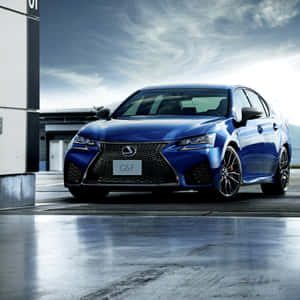 藍色Lexus GS F跑車停在潮濕的混凝土上，天空多雲。 — iPad Pro 11 壁紙