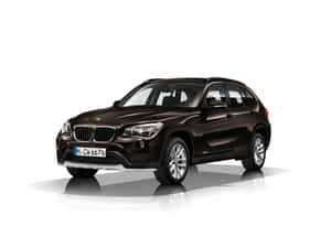 反射性白色攝影棚地板上的棕色BMW X1 SUV — Mercedes Benz C300 壁紙