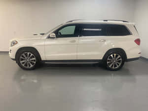 白色豪華 SUV 在乾淨的室內工作室中，地板具有反射效果。 — 超跑 壁紙