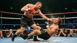 拳擊台上的兩名拳擊手，其中一人向另一人出拳