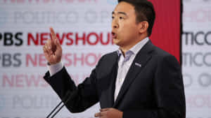 西裝男子在Politico PBS NewsHour背景的新聞活動中發言。 — 政治 壁紙