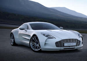 白色Aston Martin One-77在賽道上，背景有山巒。 — 奧斯頓馬丁 壁紙