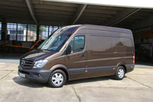白天停放在工業機庫內的棕色 Mercedes-Benz Sprinter 客貨車。 — Mercedes Benz C300 壁紙