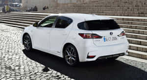 白色Lexus CT 200h停在石階上，附近有人在放鬆。 — 凌志 壁紙