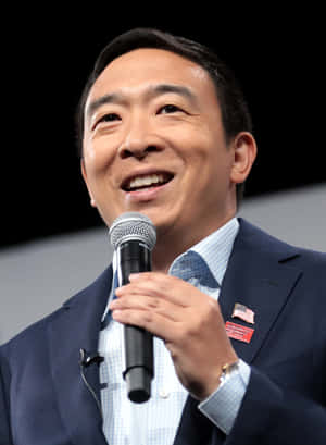 西裝男士在活動中對著麥克風說話 — 美國 壁紙
