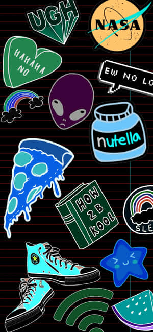 貼紙拼貼，包含外星人、披薩、Nutella 和 NASA，以黑色網格背景為襯。 — Galaxy A54 壁紙