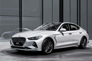 白色Hyundai G70轎車在攝影棚內，玻璃牆反射 — Surface 壁紙