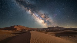 繁星點點的夜空，沙漠沙丘上空的銀河