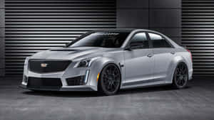 現代車庫中的銀色Cadillac CTS-V運動型轎車，配備黑色輪圈。 — 凱迪拉克 壁紙