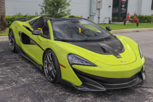 萊姆綠色McLaren跑車停放在建築物附近的戶外。 — MacBook Air 壁紙