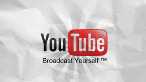 皺巴巴紙上的 YouTube 標誌，附有 broadcast yourself 標語。 — 社群 壁紙
