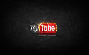 帶有火焰邊緣的 YouTube 標誌及深色背景上的文字 Broadcast Douchebags。 — 黑與紅 壁紙