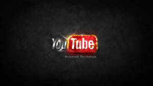 YouTube標誌在深色紋理背景上帶火焰邊緣，下方有文字。 — 數位藝術 壁紙