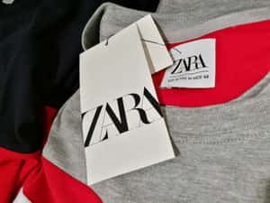 Zara 服裝標籤附在灰色和紅色的運動衫上。 — Zara 壁紙