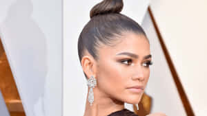 Zendaya 在正式活動中戴著華麗的鑽石耳環和高髻。 — 善逸大頭貼 壁紙