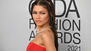 Zendaya 在2021年CFDA時尚大獎上穿著紅色連衣裙和辮子。 — 女演員 壁紙