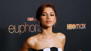 Zendaya 在HBO Max Euphoria活動中穿著黑白連衣裙和鑽石耳環。 — 夜晚 壁紙