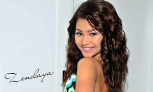 Zendaya 在白色背景的肖像中微笑，留著長長的波浪形棕色頭髮。 — 贊達亞 壁紙