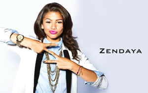 Zendaya 在攝影棚肖像中做出和平手勢，佩戴多層次珠寶和牛仔襯衫。 — 善逸 GIF 壁紙