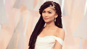 Zendaya 在正式場合穿著白色長裙，辮子頭髮 — 女演員 壁紙