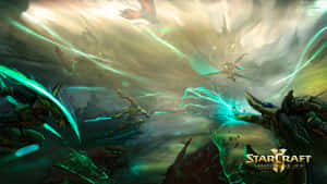 Zerg 和 Protoss 戰士在黑暗的戰場上用綠色能量光束戰鬥。 — 星際效應 壁紙