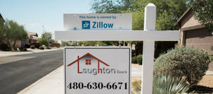 沙漠郊區社區中 Zillow 和 Laughton Team 的房地產標誌。 — 房屋 壁紙