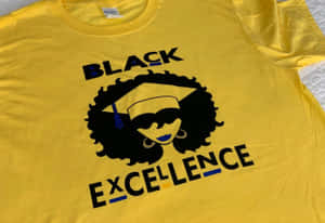 黃色T恤，黑色圖案，戴畢業帽的女性，Black Excellence文字。 — 黑王 壁紙