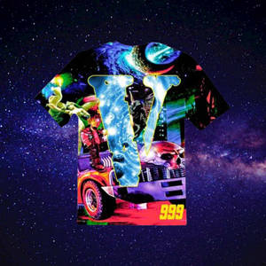 T恤，帶有骷髏車和發光IV的宇宙圖案，背景是星空。 — Vlone 壁紙