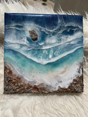 描繪海浪拍打岩石海岸的樹脂藝術品。 — 海洋桌面 壁紙
