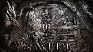 史詩級奇幻遊戲標誌Skyrim，在深色金屬上刻有精細的龍和北歐雕刻。 — 上古卷軸 壁紙