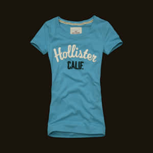 藍色 Hollister T 恤，在深色背景上有白色和黑色文字。 — 1:1 壁紙