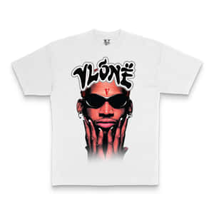 白色T恤，粗體圖案，人物戴太陽眼鏡，被雙手和 'Ylone' 文字環繞。 — Vlone 壁紙