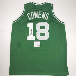 綠色波士頓塞爾提克球衣，印有 Cowens 名字及號碼 18，已簽名並認證。 — 崔維斯·史考特 要塞英雄 壁紙