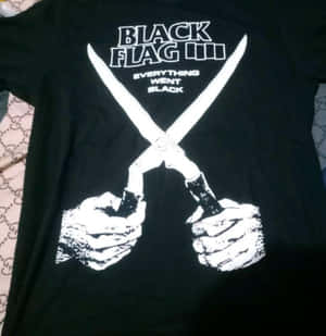 黑色T恤，帶有白色交叉刀圖案和「Black Flag III Everything Went Black」文字 — Pixel 9 Pro Fold 壁紙