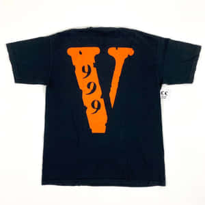 背面有橙色V999圖案的黑色T恤 — Vlone 壁紙