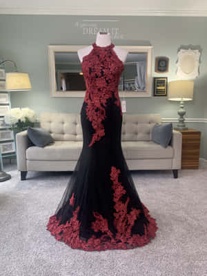 客廳人體模型上優雅的黑色蕾絲禮服，帶有紅色花卉刺繡。 — 婚禮 壁紙