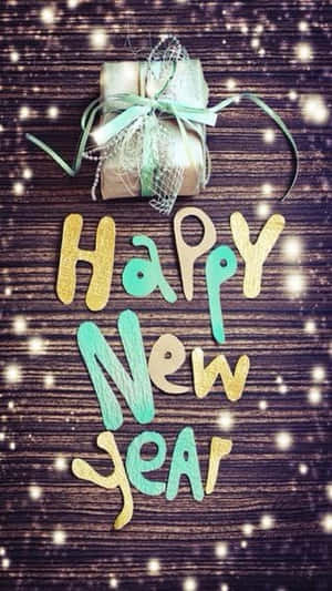 木質背景上帶有禮物和閃光的Happy New Year標誌 — 新年快樂 壁紙
