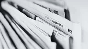 疊起的報紙，可見「World Business」版面。 — Old Paper 壁紙