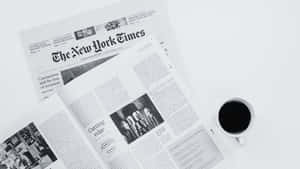 打開的報紙和咖啡杯在白色桌子上 — Old Paper 壁紙