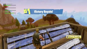 Fortnite玩家在木製平台上俯瞰山丘和樹木，贏得Victory Royale。 — 精細 壁紙