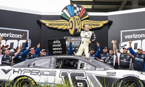 NASCAR車手和團隊在印第安納波利斯賽車場慶祝比賽勝利。 — 慶祝 壁紙